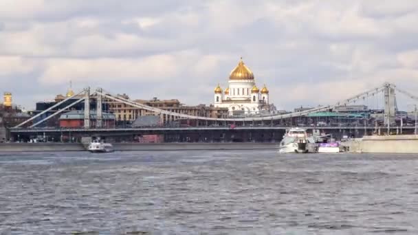从莫斯科河，游戏中时光倒流 4 k 基督救世主大教堂的视图 — 图库视频影像
