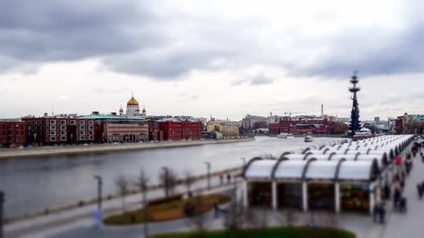 Moscú vista del muelle del río en el clima tormentoso, timelapse tilt-shift 4k — Vídeos de Stock