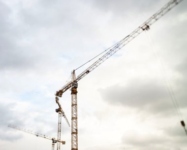 Vinç ve bina inşaat alanı gökyüzü