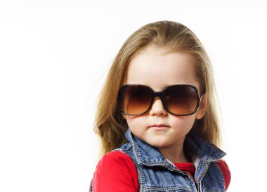 Sevimli küçük kız anne güneş gözlüğü, çocukluk concep poz