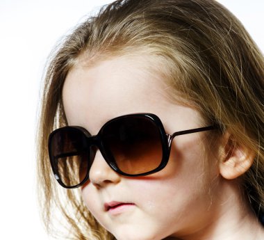 Sevimli küçük kız anne güneş gözlüğü, çocukluk concep poz