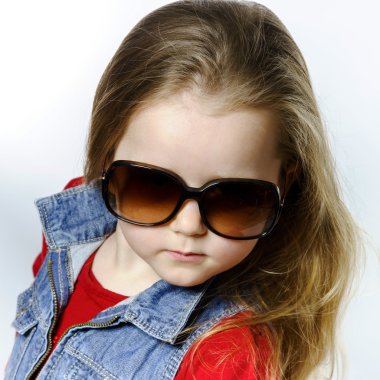 Sevimli küçük kız anne güneş gözlüğü, çocukluk concep poz