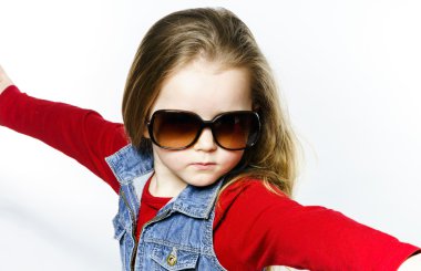 Sevimli küçük kız anne güneş gözlüğü, çocukluk concep poz