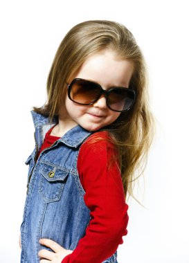 Sevimli küçük kız anne güneş gözlüğü, çocukluk concep poz