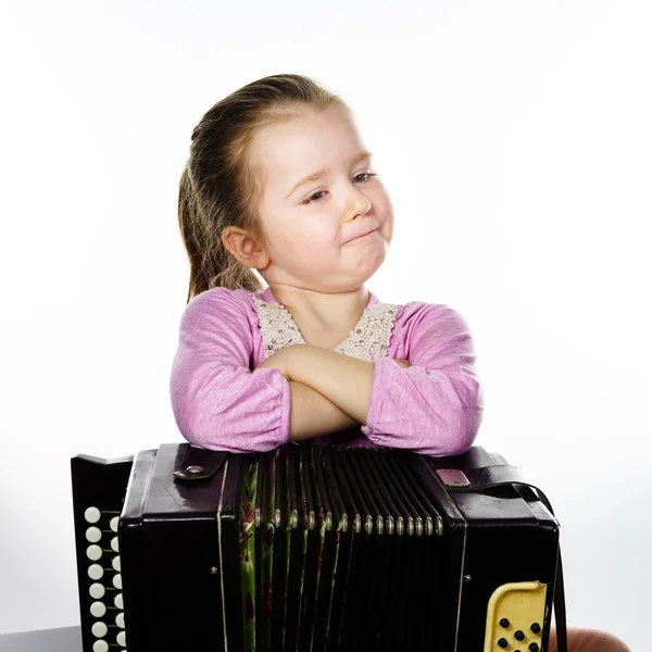 Schattig klein meisje spelen van de mondharmonica, muziek onderwijs concept — Stockfoto