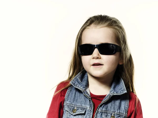 Petite fille mignonne posant dans les lunettes de soleil de la mère, concéder l'enfance — Photo