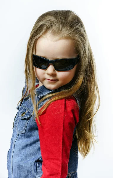 Милая маленькая девочка позирует в маминых солнечных очках, детство зачатия — стоковое фото