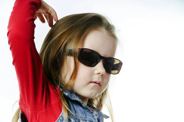 Menina bonito posando em óculos de sol da mãe, infância concep — Fotografia de Stock