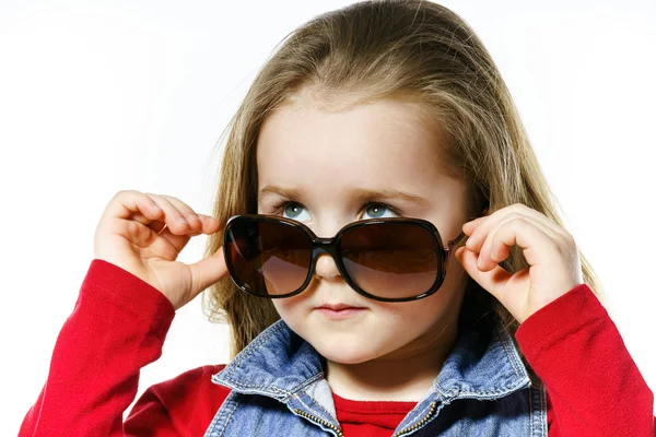 Söt liten flicka poserar i mammas solglasögon, barndom begreppsmässigt — Stockfoto