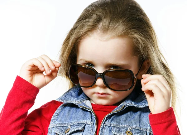 Χαριτωμένο μικρό κορίτσι Ποζάροντας σε γυαλιά ηλίου της μητέρας, παιδική ηλικία πρωτότ — Φωτογραφία Αρχείου