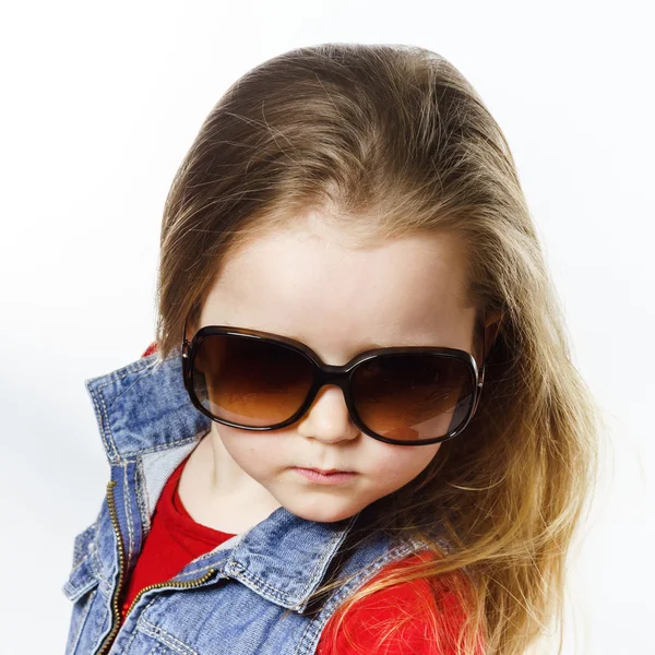 Petite fille mignonne posant dans les lunettes de soleil de la mère, concéder l'enfance — Photo
