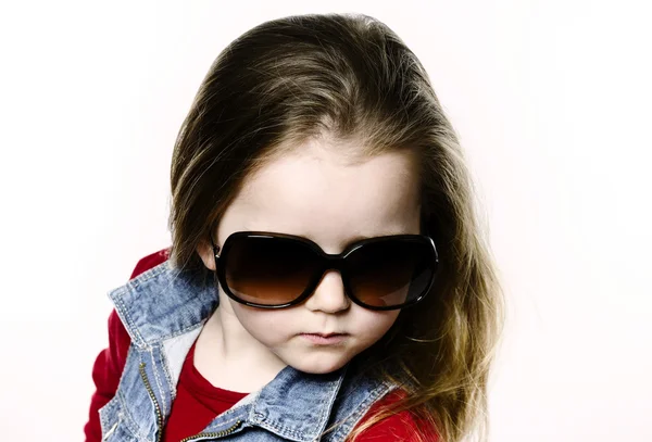 Menina bonito posando em óculos de sol da mãe, infância concep — Fotografia de Stock