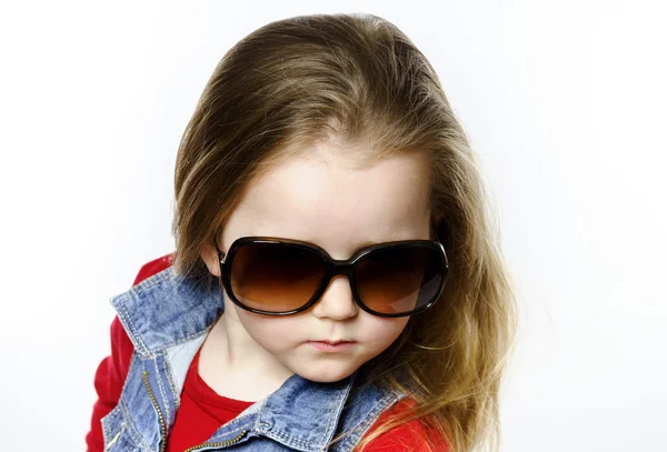 Petite fille mignonne posant dans les lunettes de soleil de la mère, concéder l'enfance — Photo