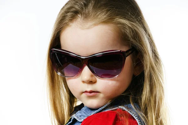 可爱的小女孩，在母亲的太阳镜，童年概念构成 — 图库照片
