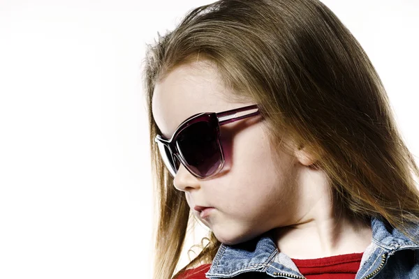 Linda niña posando en las gafas de sol de la madre, concep infancia — Foto de Stock