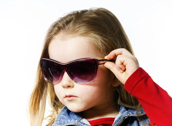 Petite fille mignonne posant dans les lunettes de soleil de la mère, concéder l'enfance — Photo