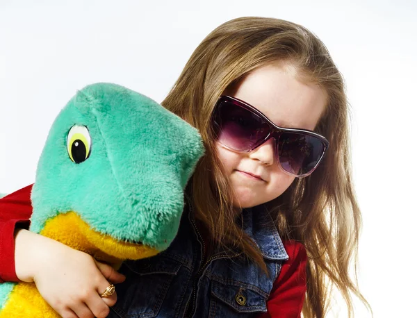 Cute little girl posing in mother's sunglasses, childhood concep — Stock Photo, Image