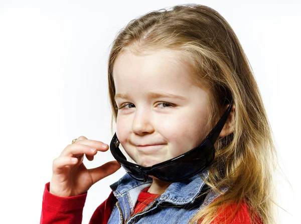 Petite fille mignonne posant dans les lunettes de soleil de la mère, concéder l'enfance — Photo