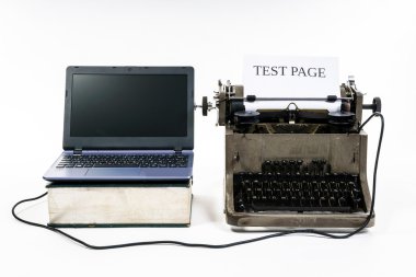 Yeni dizüstü bilgisayar yazdırma sayfa eski vintage daktilo için
