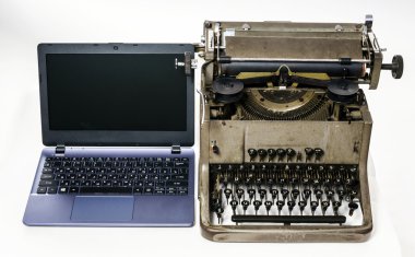 Yeni dizüstü bilgisayar vs eski vintage daktilo