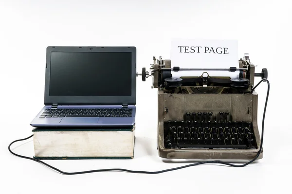 Nieuwe laptop computer afdrukken pagina aan oude vintage schrijfmachine — Stockfoto