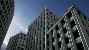 Modern gökdelen zaman atlamalı panorama, fırtınalı hava, bulutlar hareket