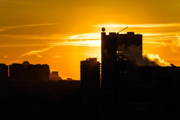 Schöner farbenfroher Sonnenuntergang über der Stadt — Stockfoto