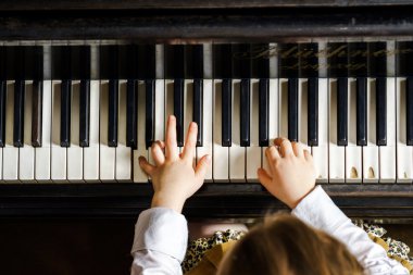 Sevimli küçük kız Grand piyano Müzik Okulu