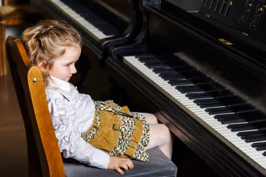 Sevimli küçük kız Grand piyano Müzik Okulu
