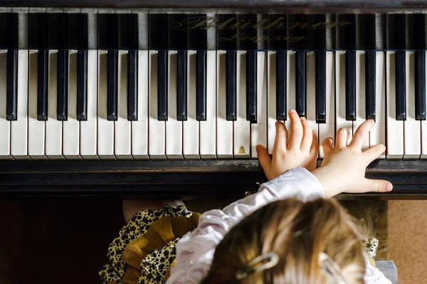 Söt liten flicka spelar flygel i musikskola — Stockfoto