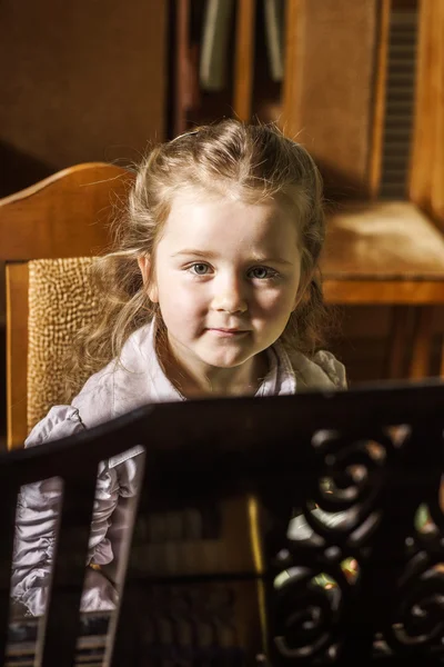 Linda niña tocando el piano de cola en la escuela de música — Foto de Stock