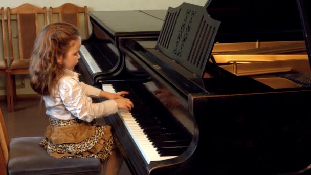 Cute little girl plaing grand piano, 4k, Dance of the Aborigines by Yoshinao Nakada — Stock Video