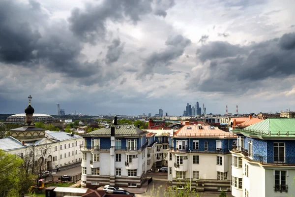 Moscú ciudad vista aérea en tiempo tormentoso —  Fotos de Stock