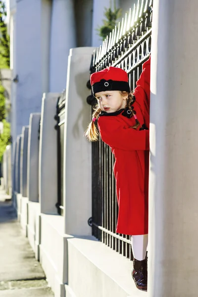 Carino bambina vestita in stile vecchio cappotto in posa per strada — Foto Stock