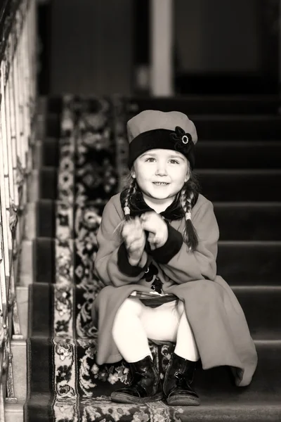 Carino bambina vestita in stile retrò cappotto all'interno della vecchia casa — Foto Stock