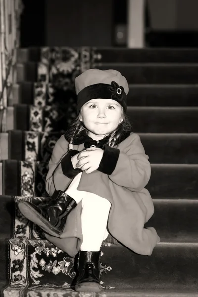 Χαριτωμένο μικρό κορίτσι, ντυμένοι με ρετρό στυλ παλτό μέσα σε παλιό σπίτι — Φωτογραφία Αρχείου