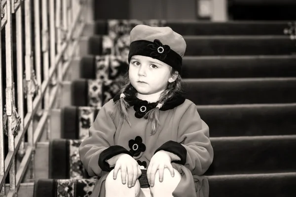 Милая маленькая девочка, одетая в ретро-стиль пальто в старом доме — стоковое фото