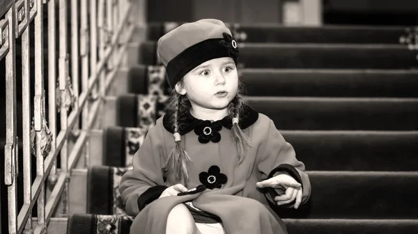 Cute dziewczynka ubrana w stylu retro wieszak wewnątrz budynku — Zdjęcie stockowe