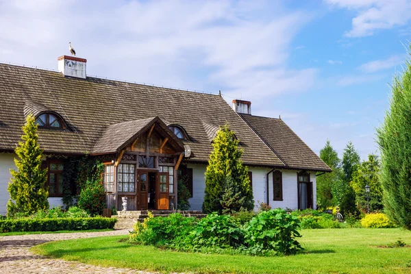 Casa típica de alsacien em pequena aldeia, Bas-Rhin — Fotografia de Stock