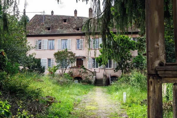 在小村庄里，Bas Rhin 典型 alsacien 房子 — 图库照片
