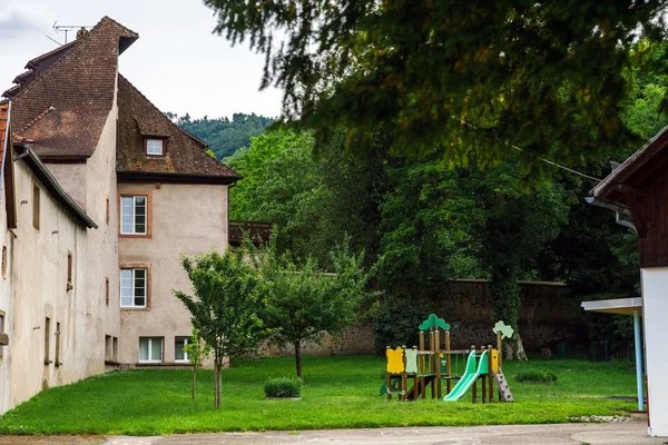 Típica casa alsacien en pequeño pueblo, Bajo Rin — Foto de Stock