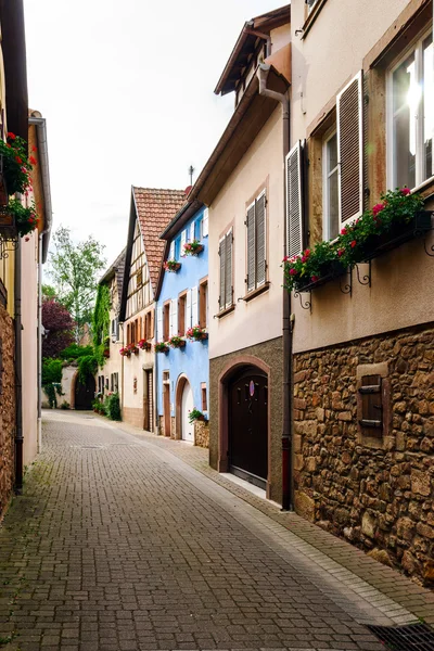 Casa típica de alsacien em pequena aldeia, Bas-Rhin — Fotografia de Stock