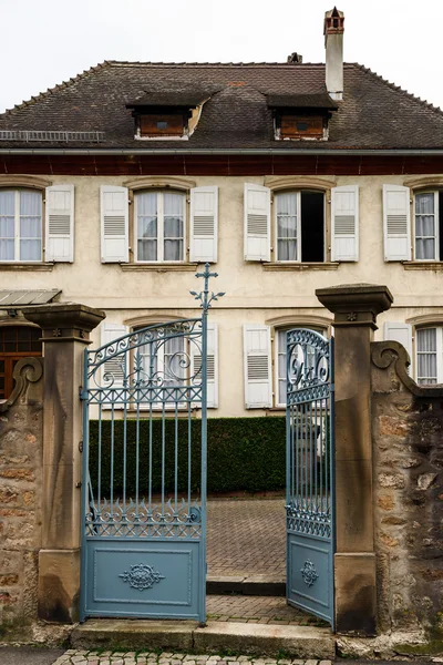 Typical alsacien house in small village, Bas-Rhin — Stock Photo, Image