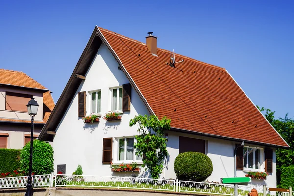 Typiska alsacien house i liten by, Bas-Rhin — Stockfoto