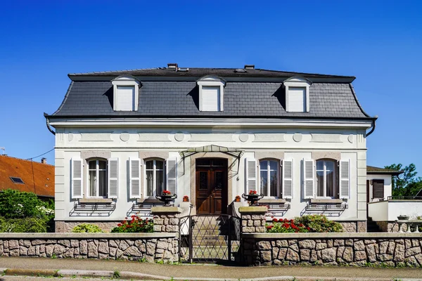 Typiska alsacien house i liten by, Bas-Rhin — Stockfoto