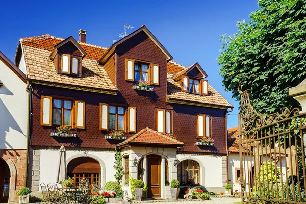 Typický francouzský dům v malé vesnici, Bas-Rhin — Stock fotografie