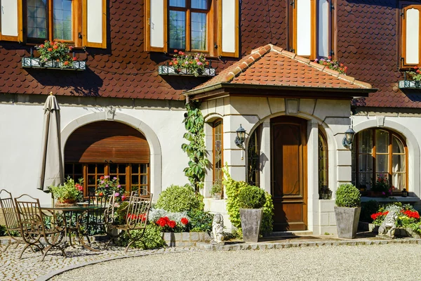 Típica casa alsacien en pequeño pueblo, Bajo Rin — Foto de Stock