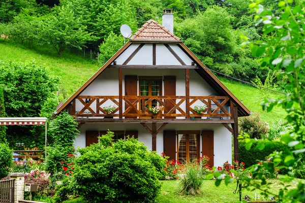 Typical alsacien house in small village, Bas-Rhin — Stock Photo, Image