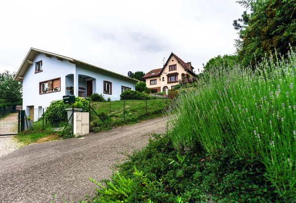 Maison typique d'alsacien dans petit village, Bas-Rhin — Photo