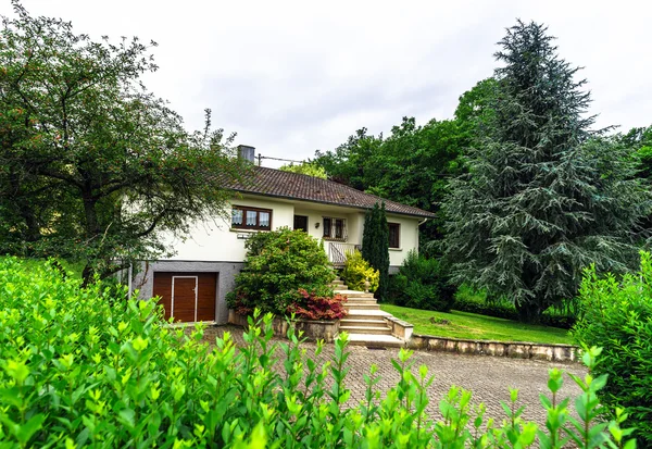 Casa típica de alsacien em pequena aldeia, Bas-Rhin — Fotografia de Stock